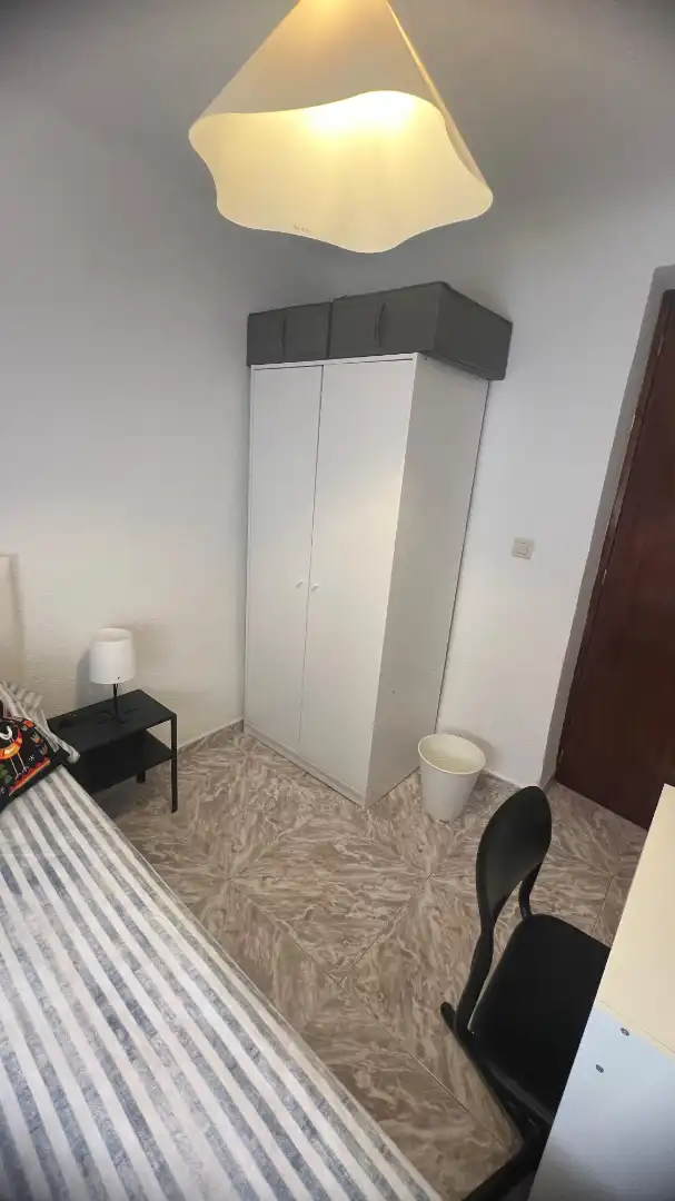 Habitación de Planta baja para compartir en Granada con Aire acondicionado, Amueblado y Horno