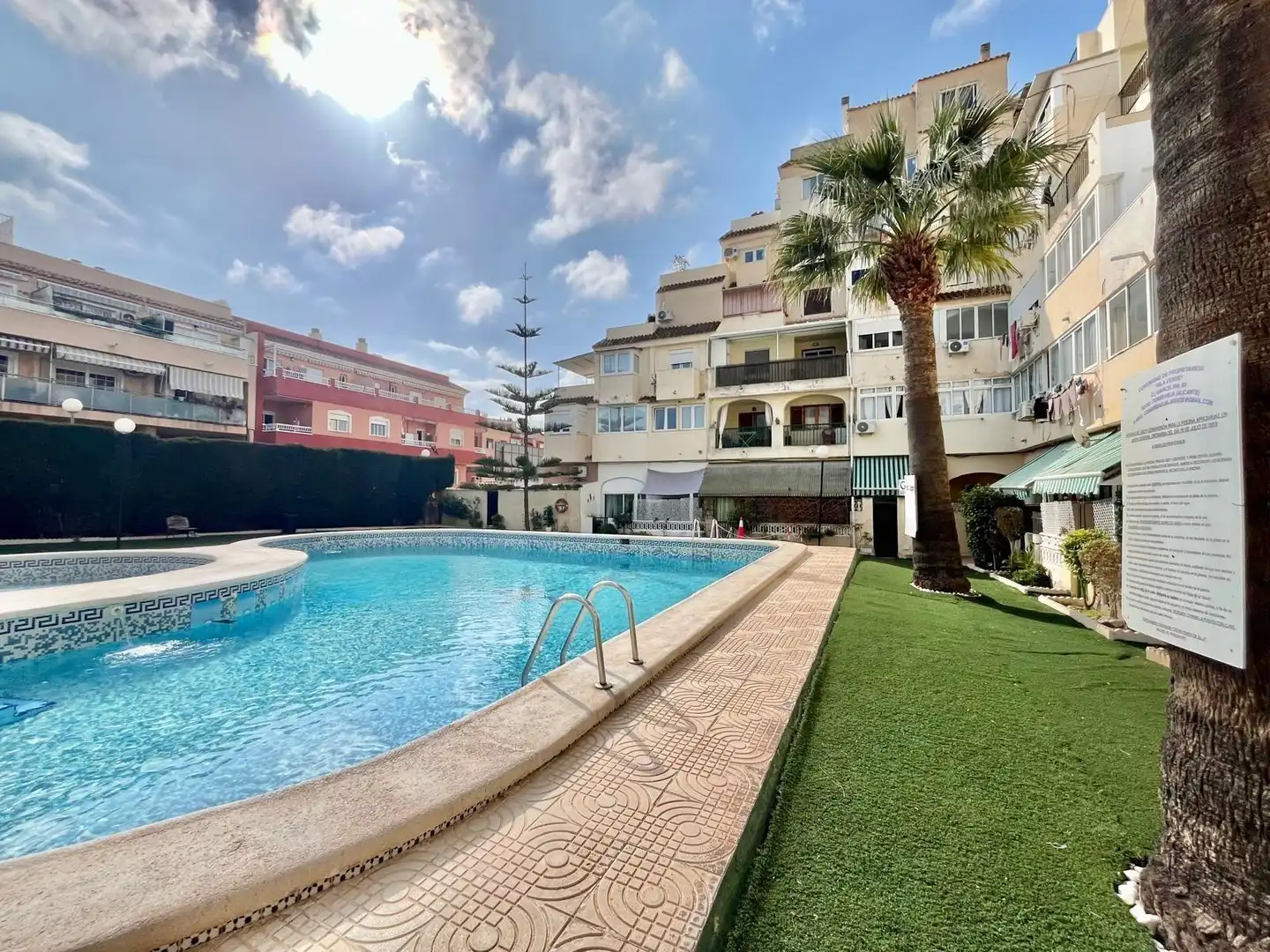 Piscina de Estudio en venta en Torrevieja con Balcón y Piscina comunitaria