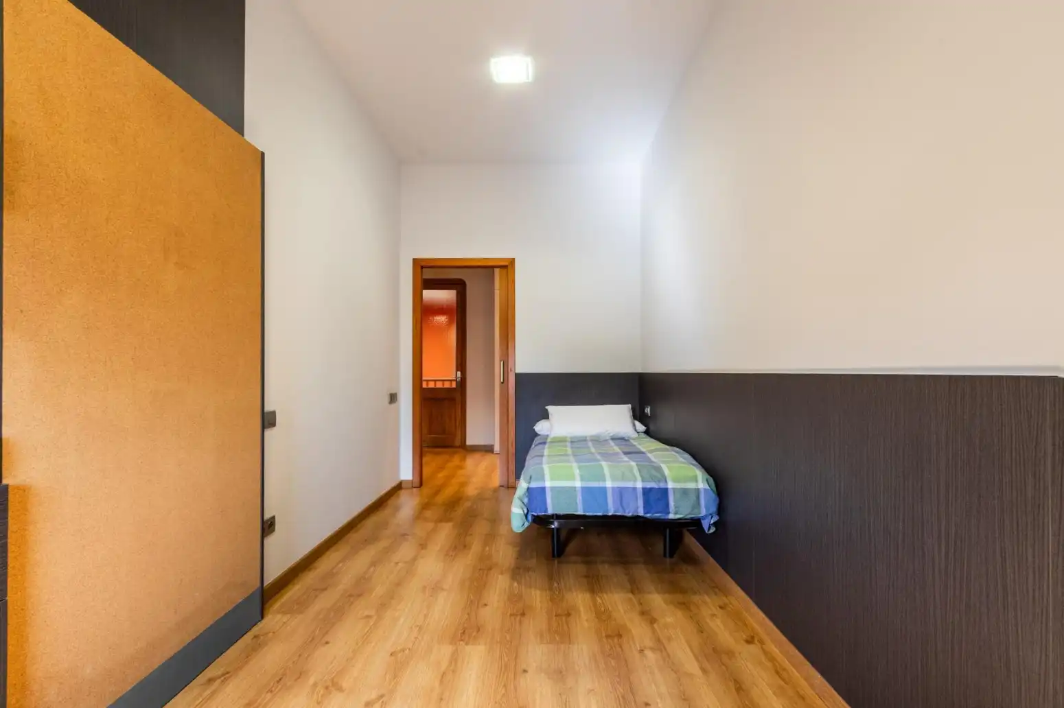 Habitación de Casa adosada en venta en Terrassa con Calefacción, Parquet y Terraza