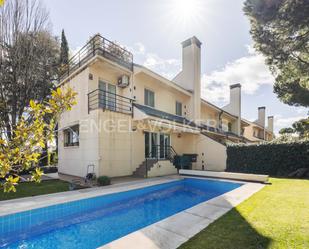 Exterior view of Single-family semi-detached for sale in Las Rozas de Madrid  with Air Conditioner, Terrace and Swimming Pool