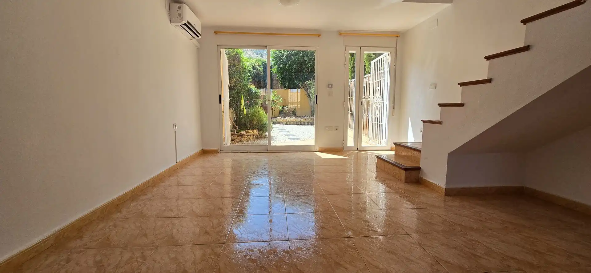 Sala de estar de Casa adosada en venta en L'Alfàs del Pi con Aire acondicionado, Jardín privado y Piscina
