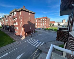 Vista exterior de Pis de lloguer en Camargo amb Calefacció, Parquet i Terrassa