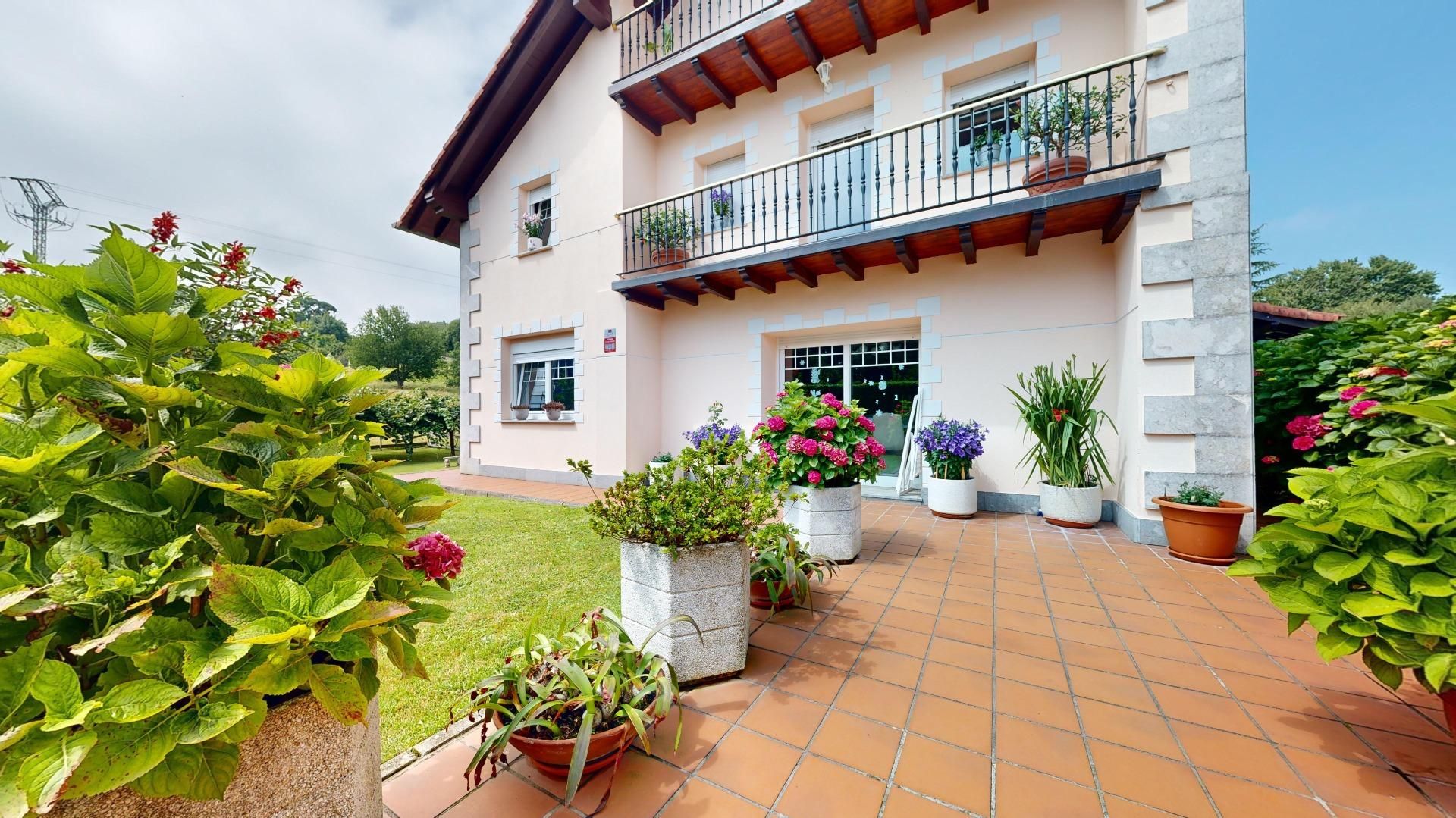 Exterior view of House or chalet for sale in Laredo  with Heating, Private garden and Terrace