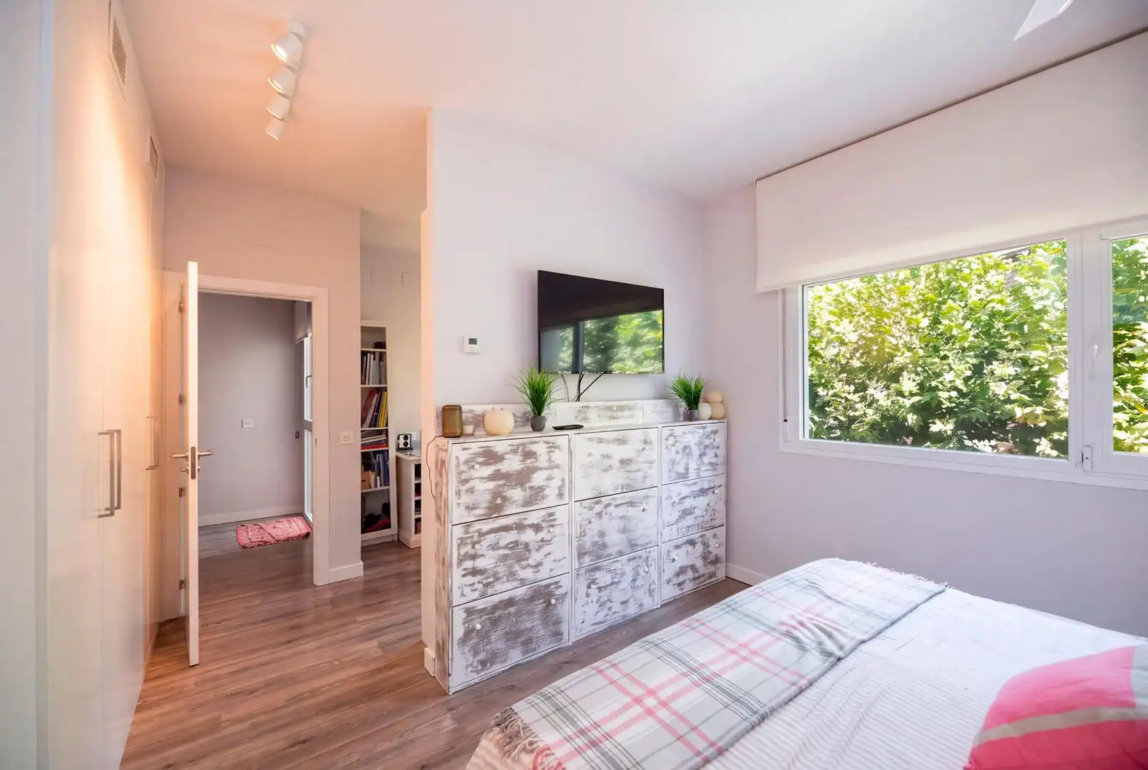 Schlafzimmer von Einfamilien-Reihenhaus zum Verkauf in Torrelodones mit Heizung, Privatgarten und Gemeinschaftspool