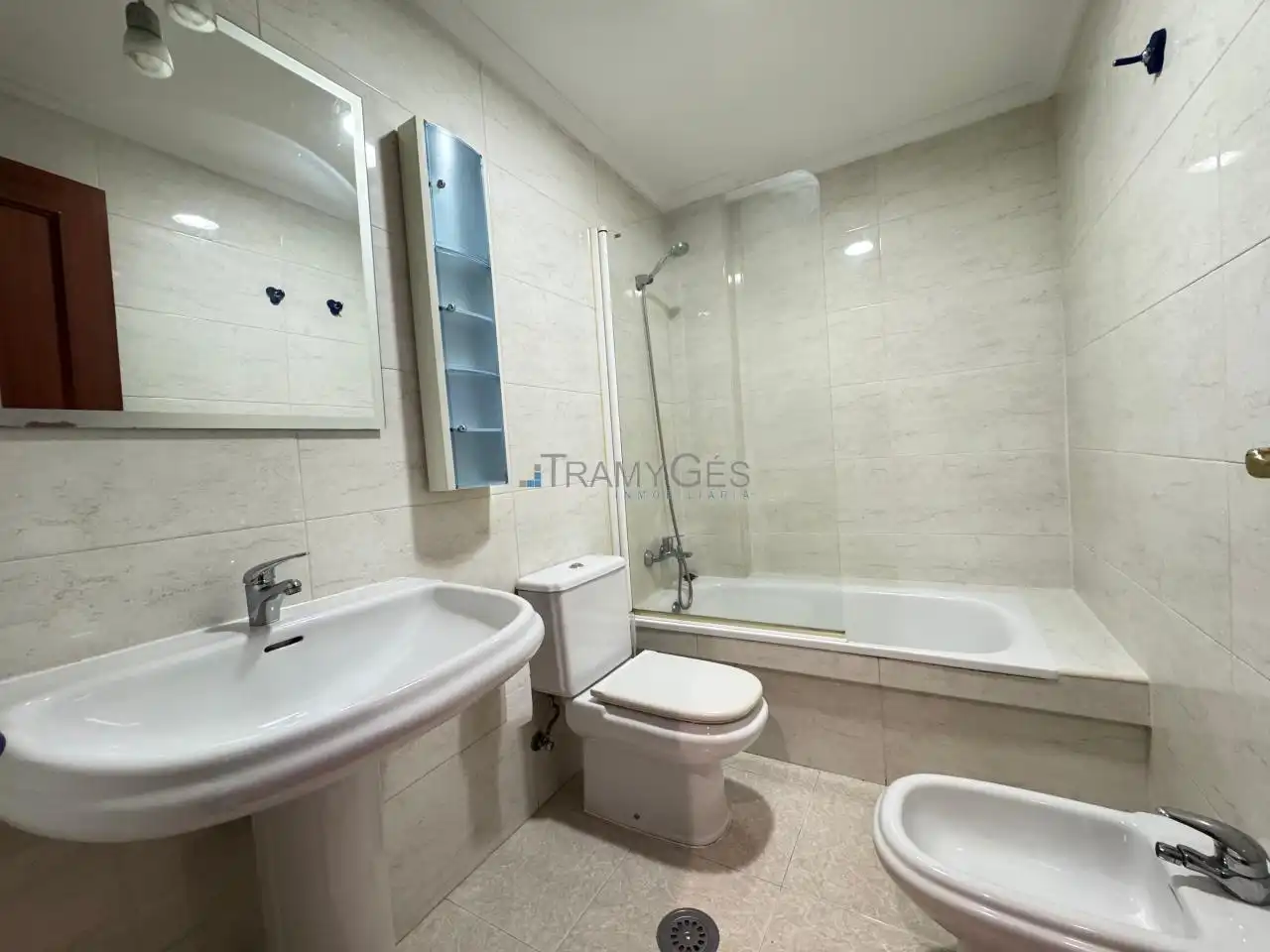 Bany de Apartament en venda en Vigo  amb Calefacció, Parquet i Traster