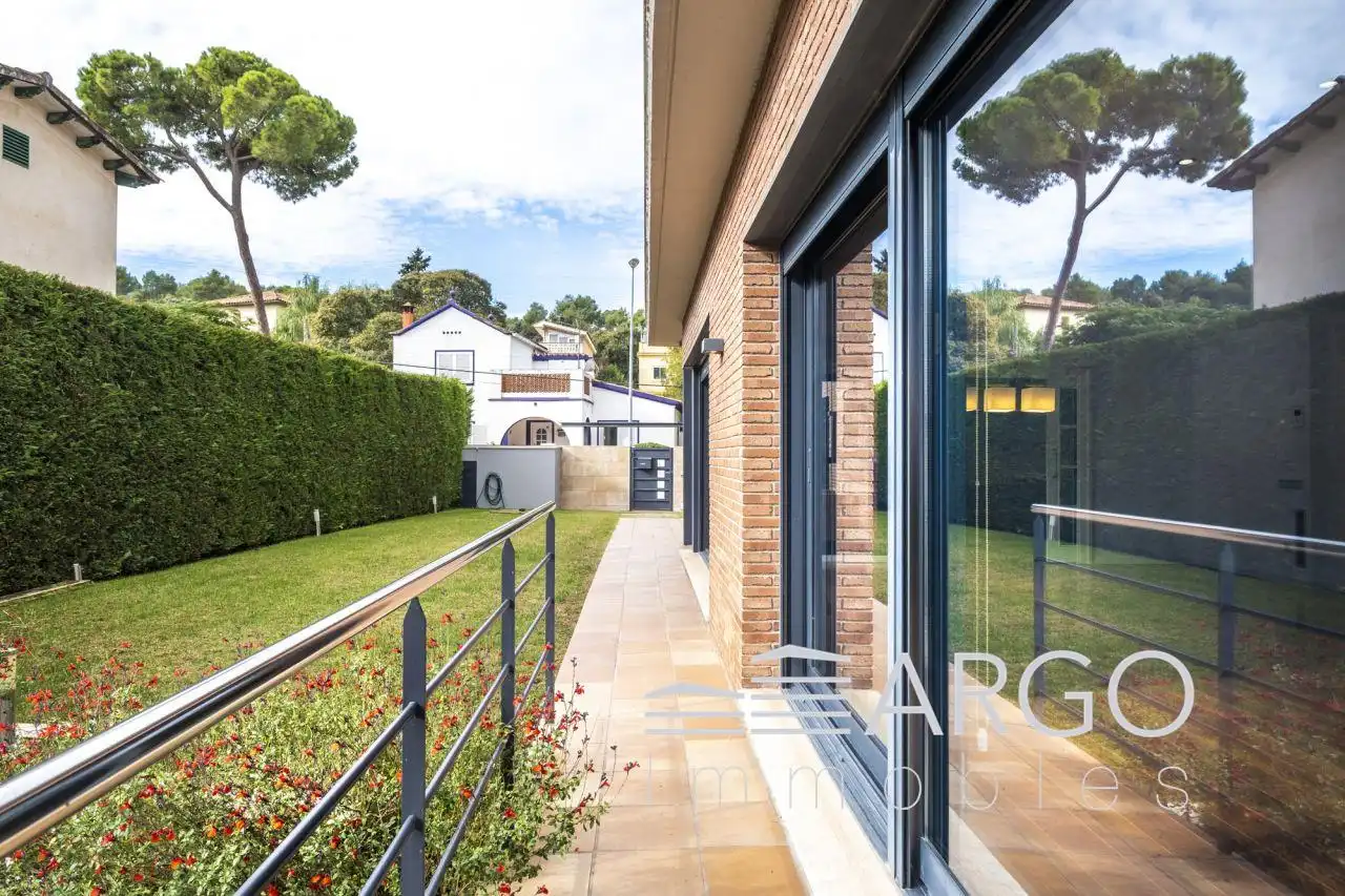 Garden of Houses for sale in Sant Cugat del Vallès  with Air Conditioner, Heating and Private garden