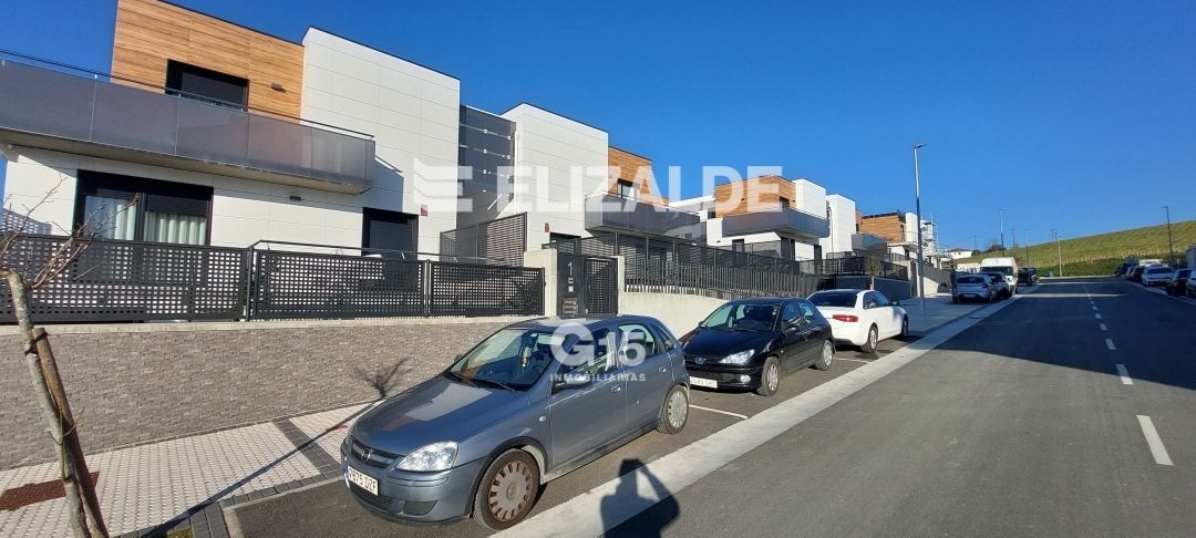 Aparcament de Casa adosada en venda en Lasarte-Oria amb Calefacció, Jardí privat i Terrassa