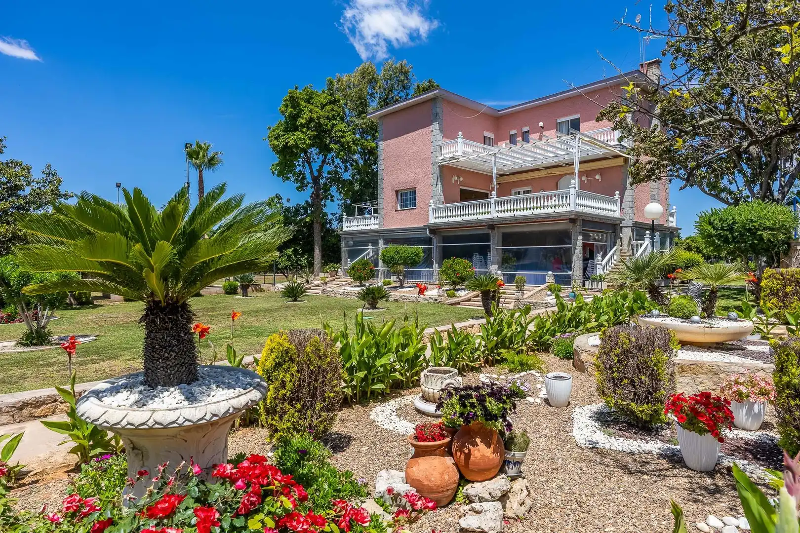 Vista exterior de Finca rústica en venda en Sanlúcar la Mayor amb Calefacció, Jardí privat i Terrassa