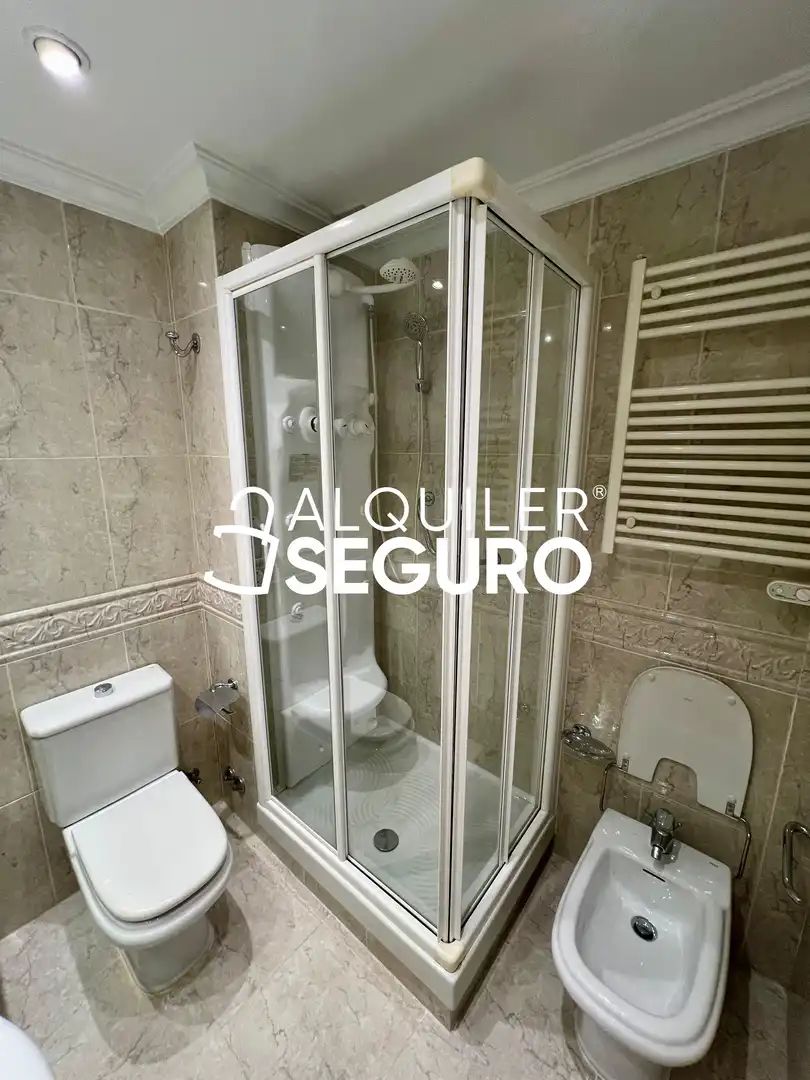 Bathroom of Flat for rent in Madrid  with Air Conditioner, Heating and Terrace