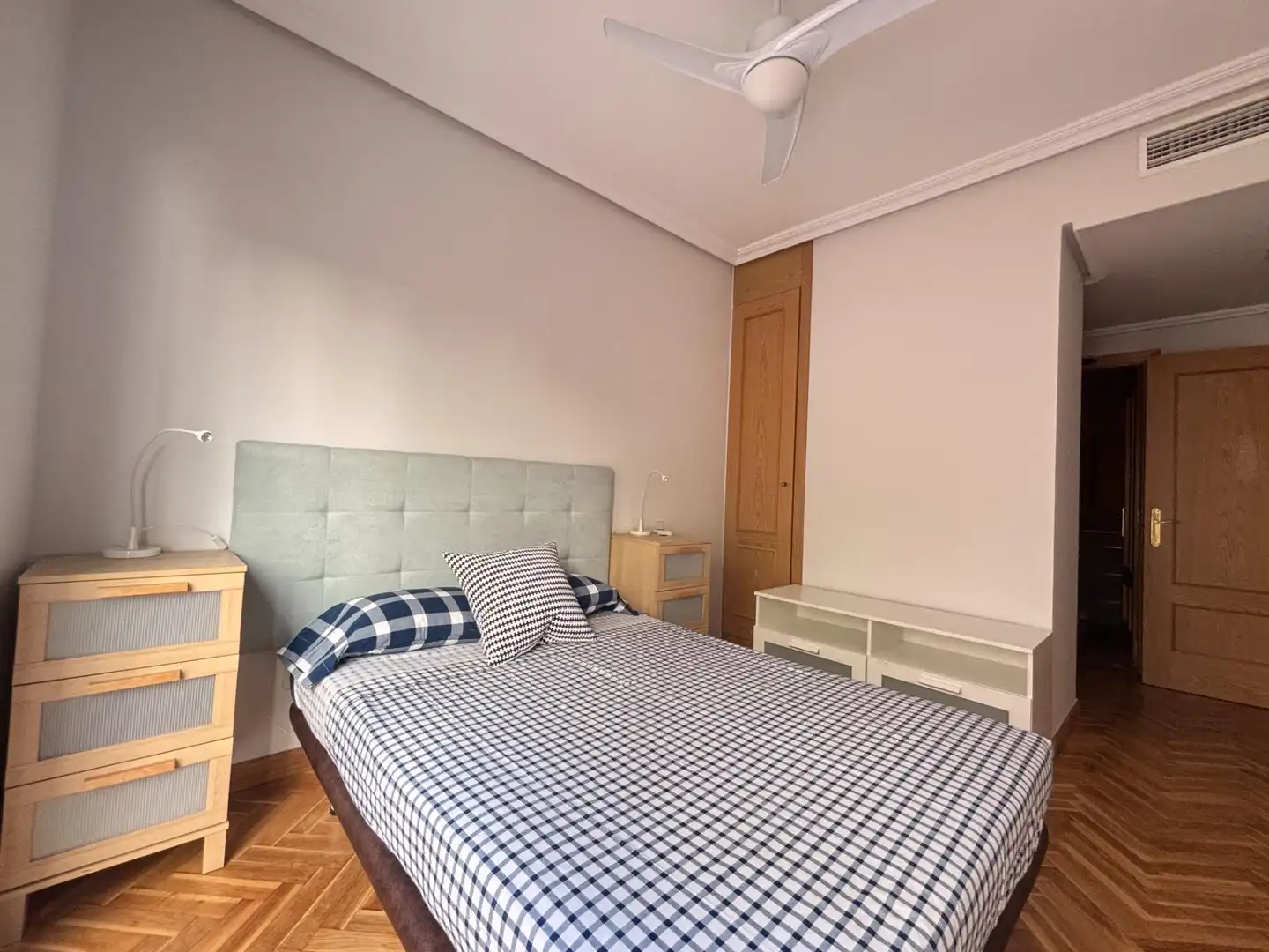 Schlafzimmer von Wohnung zur Miete in Madrid mit Klimaanlage, Heizung und Parkett