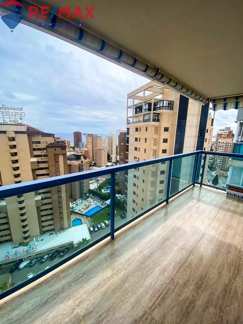 Vista exterior de Pis de lloguer en Benidorm amb Piscina, Moblat i Balcó