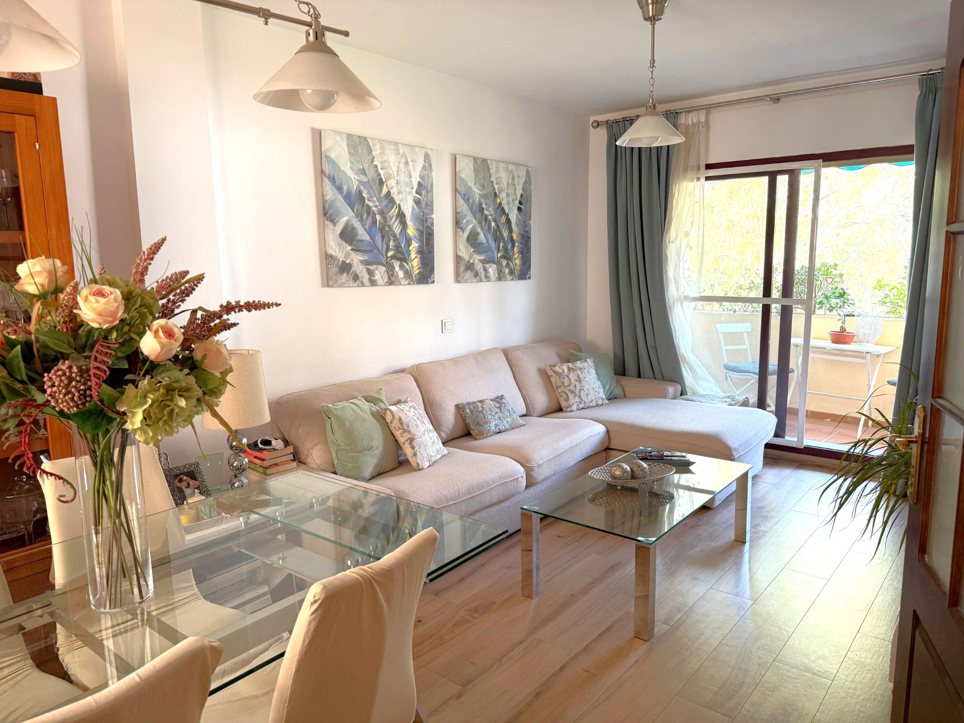 Sala d'estar de Casa adosada en venda en Coín amb Aire condicionat, Terrassa i Forn