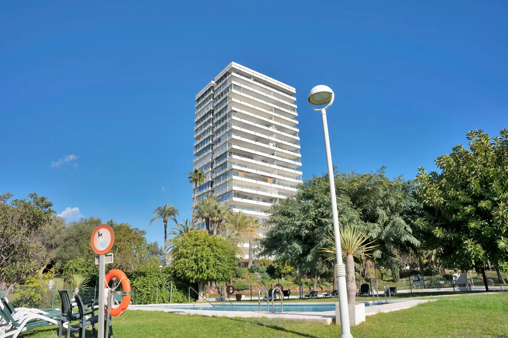 Vista exterior de Apartamento de alquiler en Marbella con Calefacción, Jardín privado y Amueblado