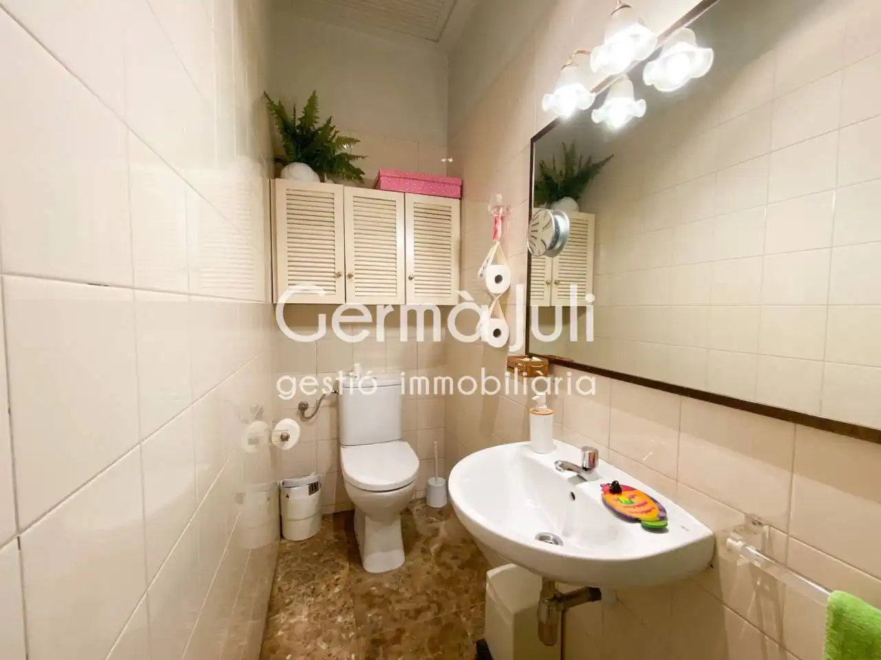 Badezimmer von Einfamilien-Reihenhaus zum Verkauf in Badalona mit Klimaanlage, Heizung und Privatgarten
