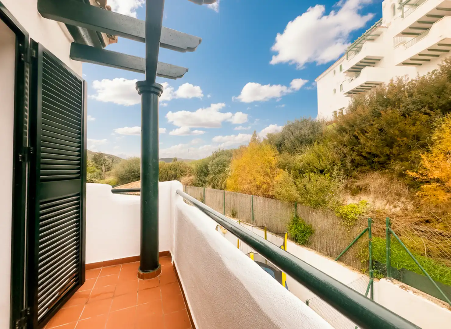 Terrasse von Einfamilien-Reihenhaus zum Verkauf in Manilva mit Terrasse, Abstellraum und Schwimmbad