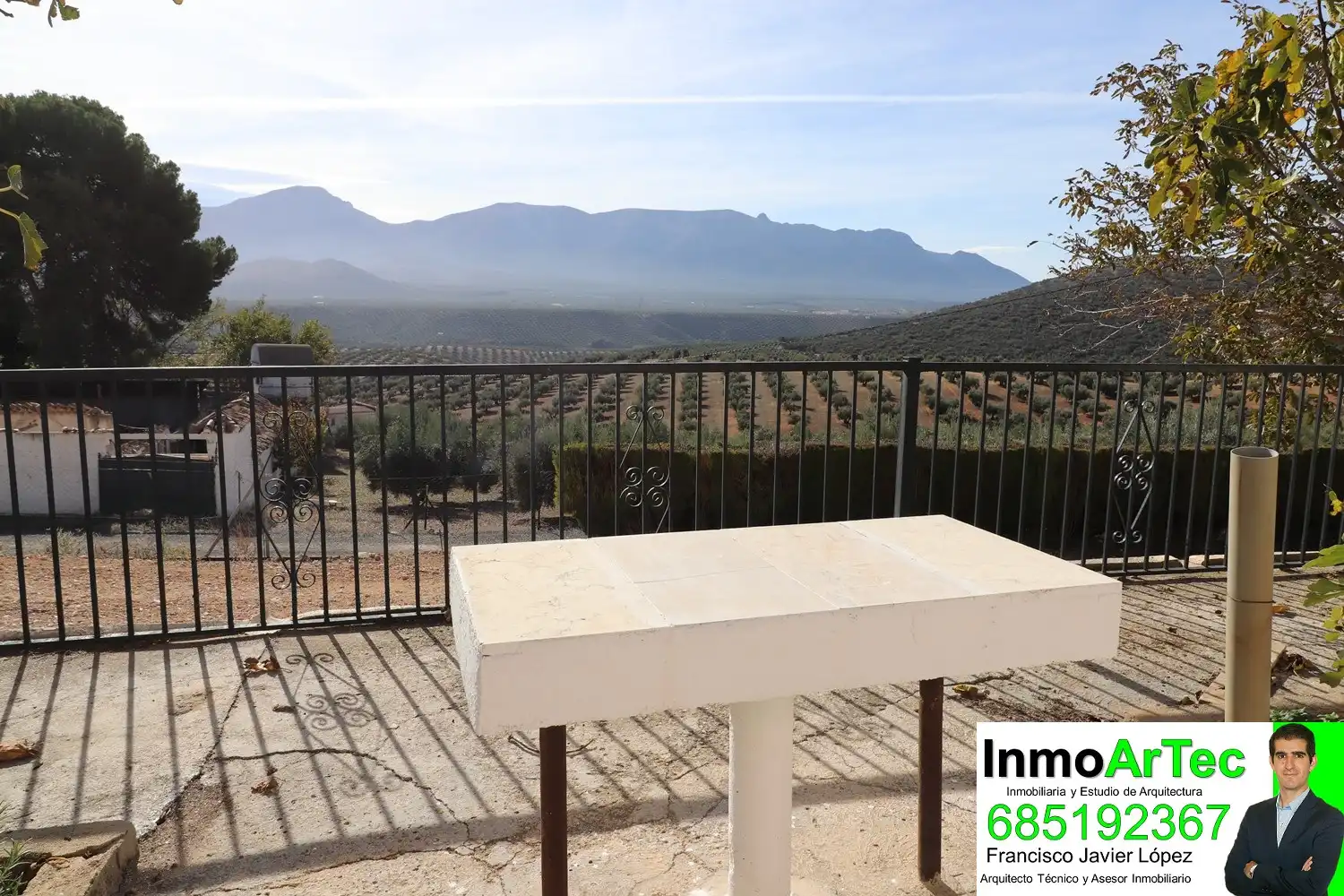 Vista exterior de Finca rústica en venda en Iznalloz amb Jardí privat, Terrassa i Piscina