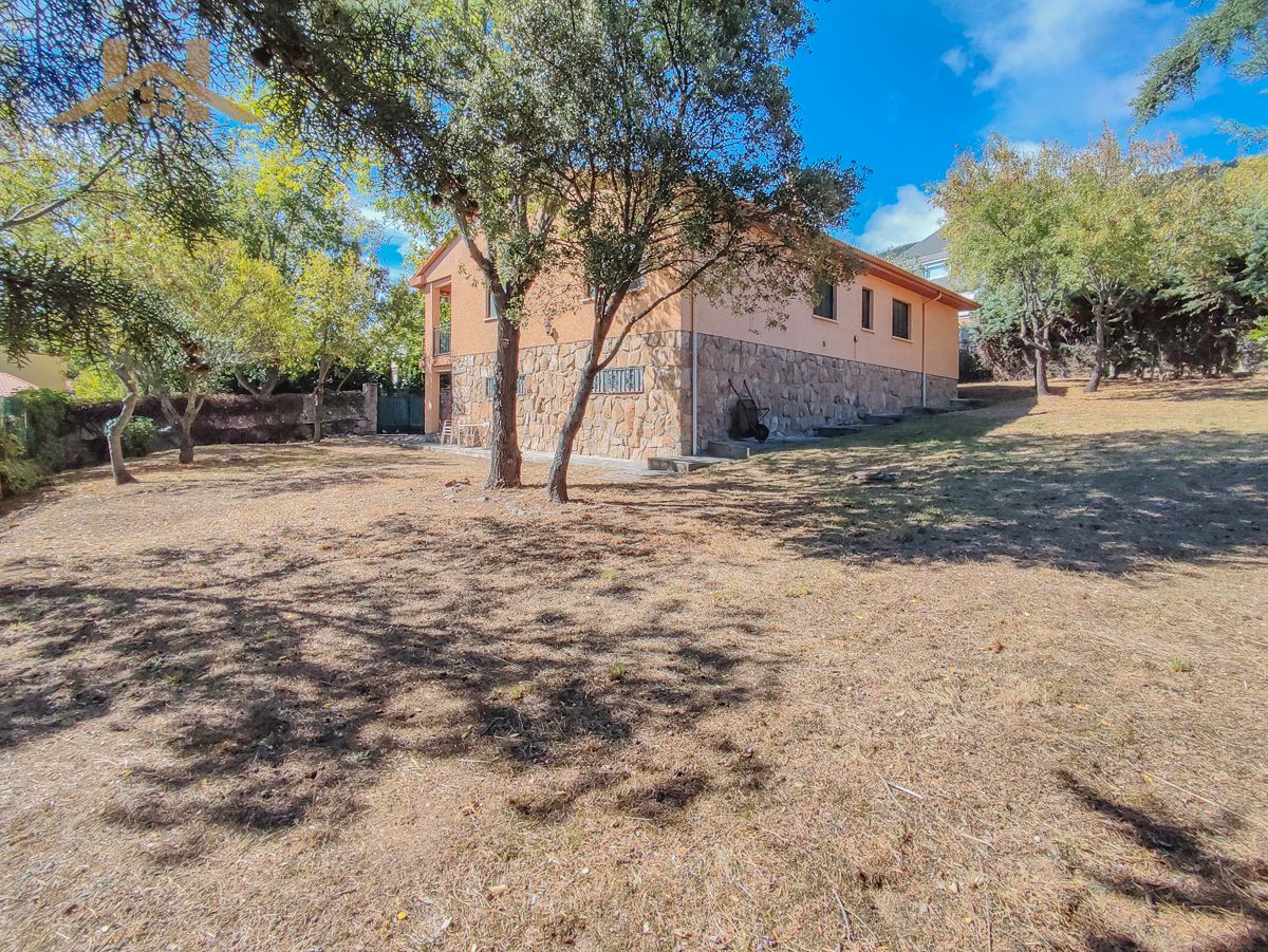 Exterior view of House or chalet for sale in San Lorenzo de El Escorial  with Heating, Private garden and Terrace