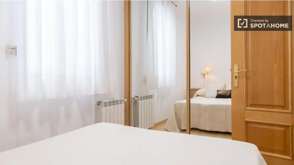 Bedroom of Flat for rent in Madrid  with Air Conditioner, Heating and Furnished