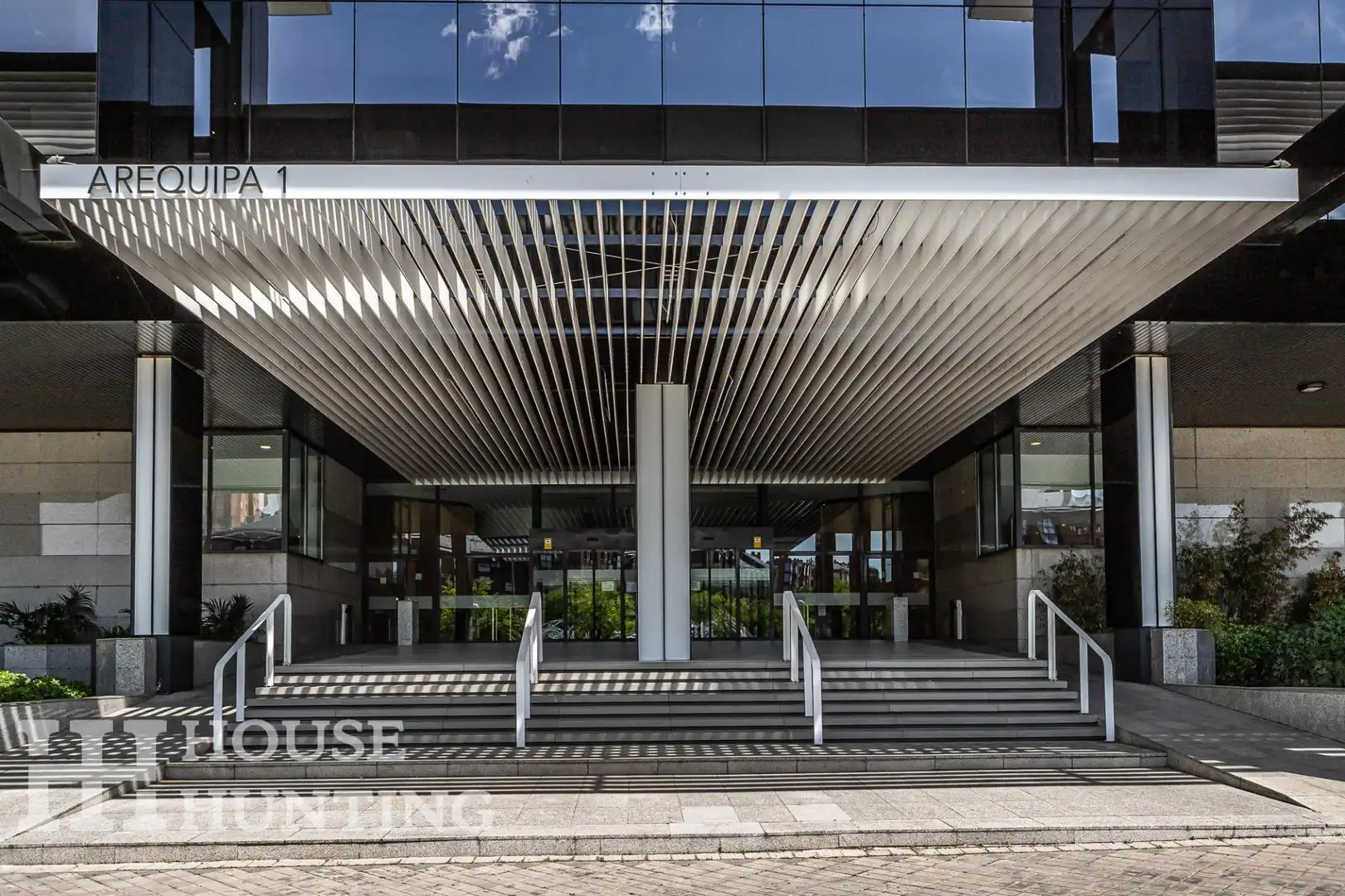 Vista exterior de Piso en venta en Madrid con Calefacción