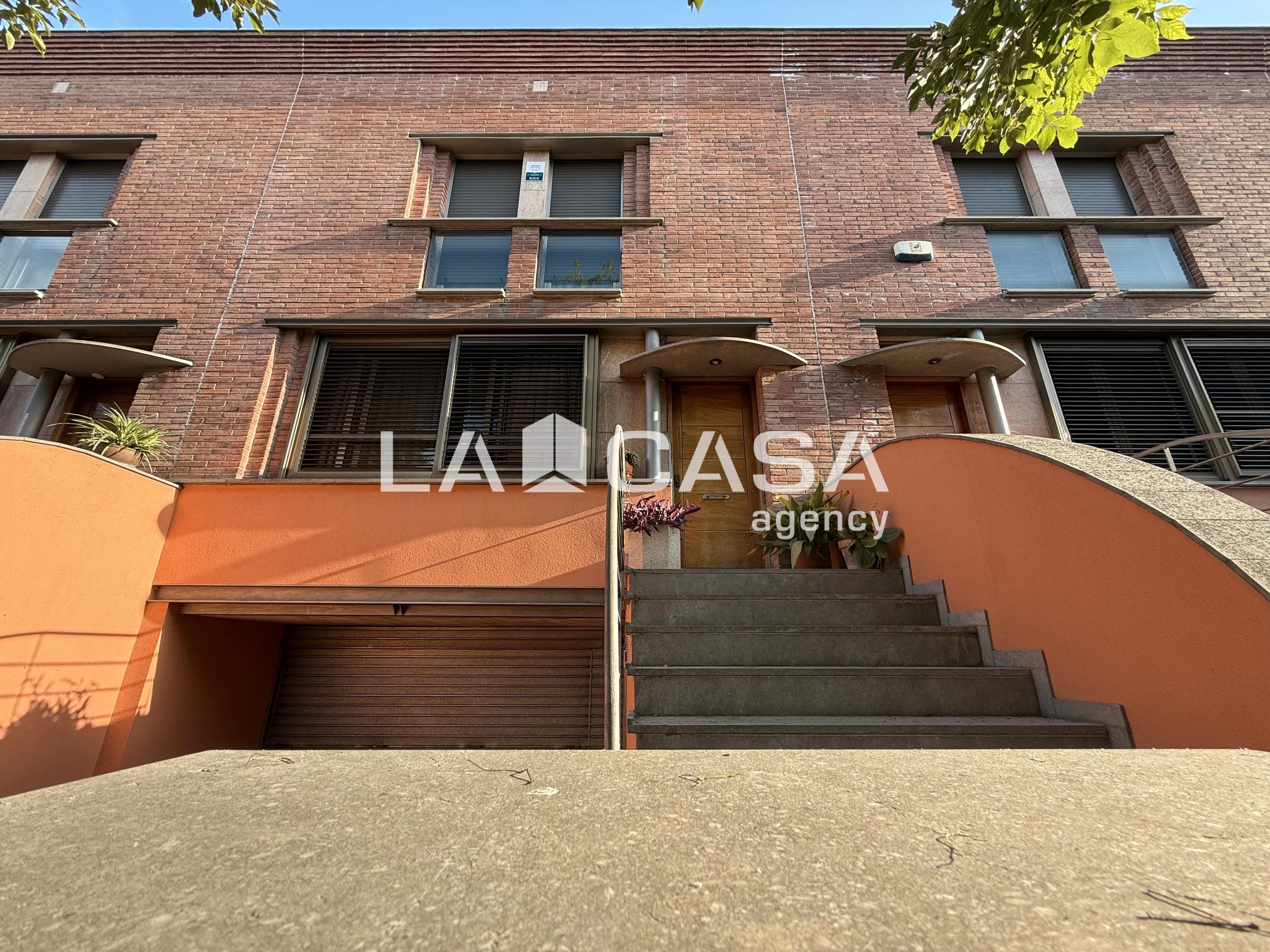 Vista exterior de Casa adosada en venda en Granollers amb Terrassa, Traster i Balcó