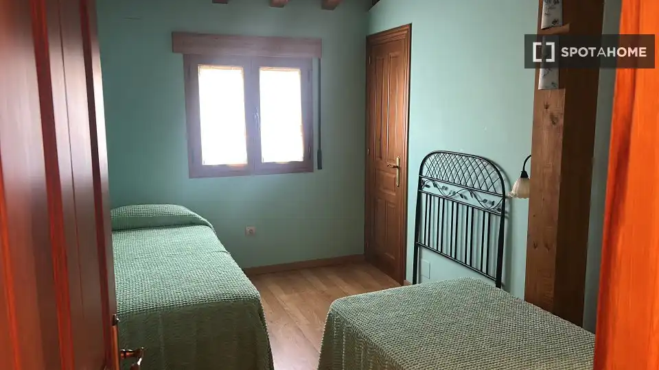 Schlafzimmer von Wohnung zur Miete in Nieva mit Klimaanlage, Heizung und Möbliert