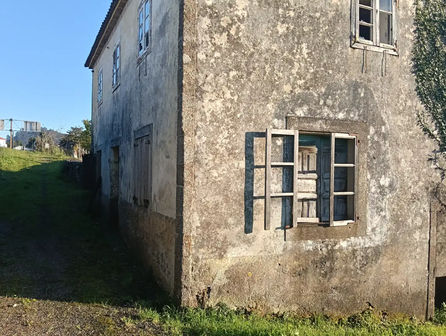 Vista exterior de Casa adosada en venda en Coirós amb Jardí privat