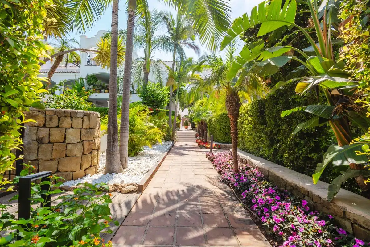Vista exterior de Dúplex en venta en Marbella con Aire acondicionado, Calefacción y Jardín privado