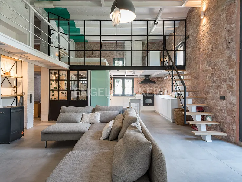 Sala d'estar de Dúplex de lloguer en  Barcelona Capital amb Calefacció, Parquet i Moblat