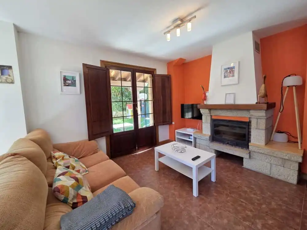 Sala d'estar de Casa adosada en venda en Ribamontán al Monte amb Calefacció, Jardí privat i Terrassa