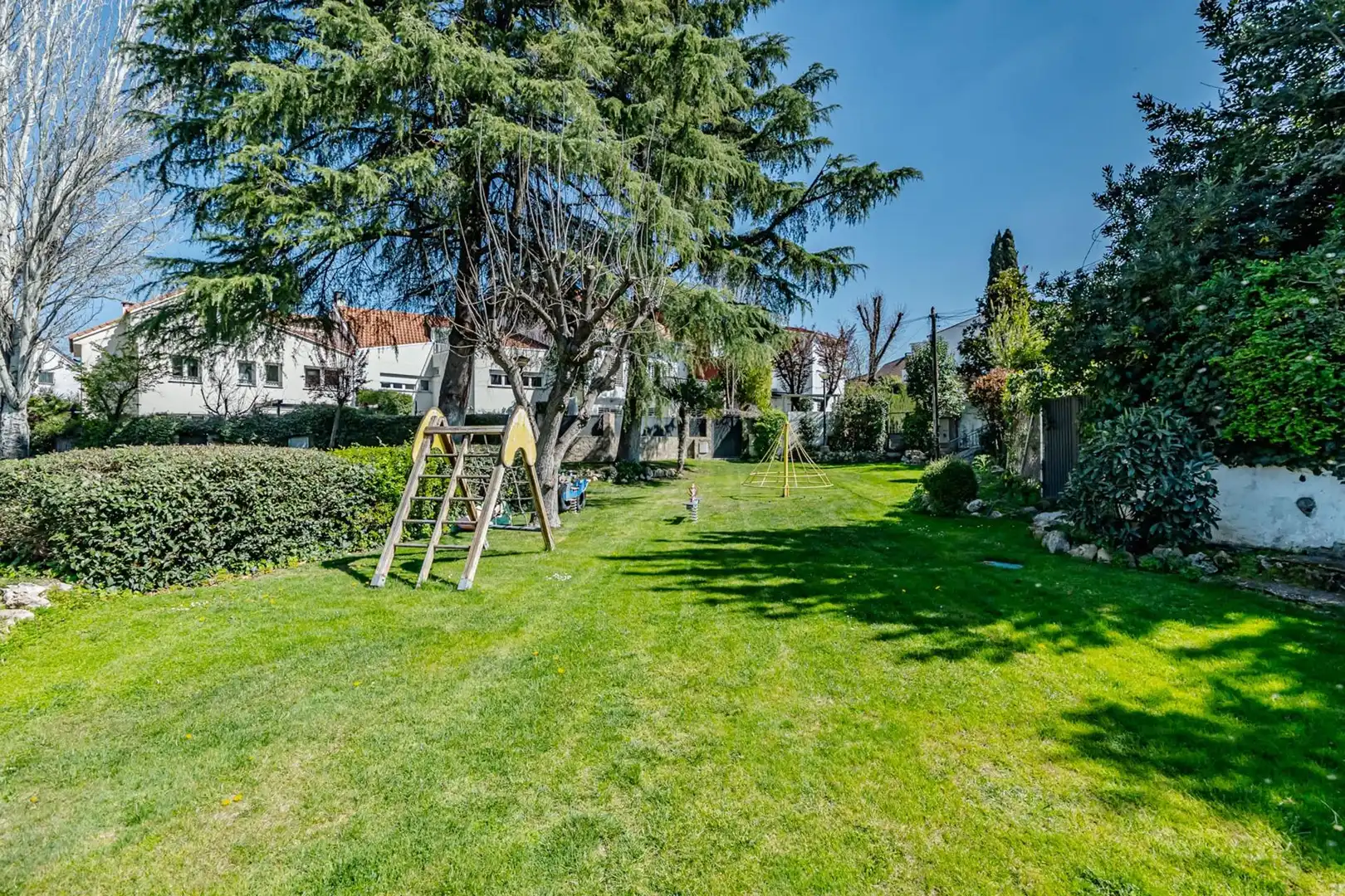 Jardí de Casa adosada en venda en Pozuelo de Alarcón amb Aire condicionat, Calefacció i Jardí privat