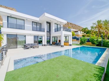 Villa avec balcon à vendre à Golf Bahía