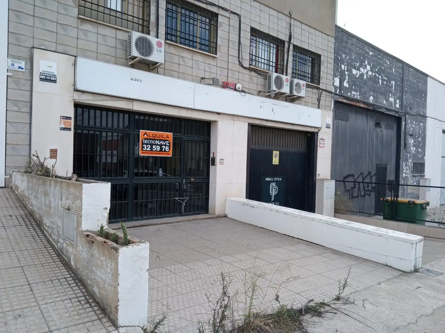 Außenansicht von Fabrikhallen zum Verkauf in Córdoba