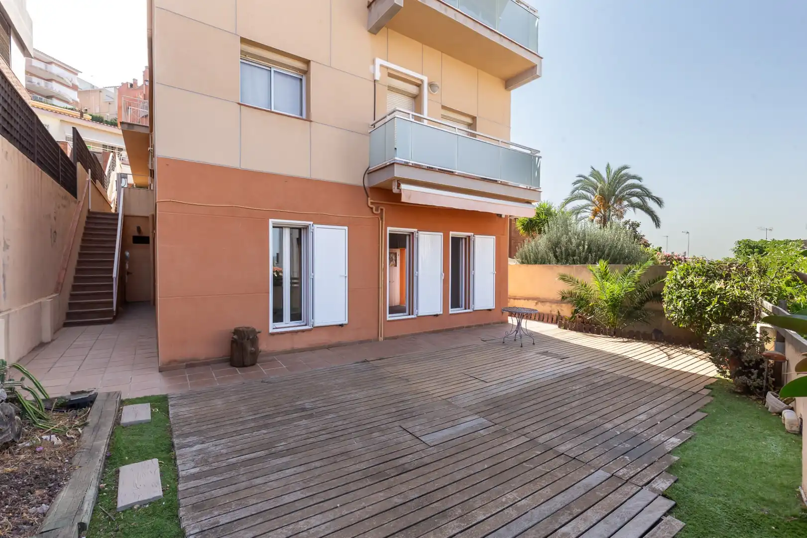 Vista exterior de Planta baja en venta en Sant Just Desvern con Calefacción y Terraza