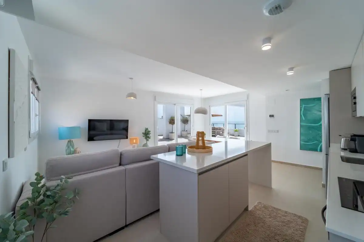 Wohnzimmer von Wohnung zum Verkauf in Manilva mit Klimaanlage, Heizung und Privatgarten