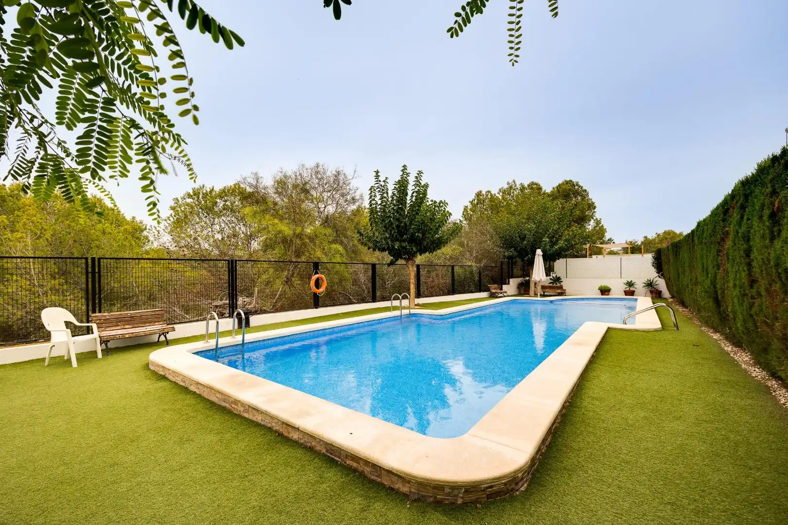 Piscina de Casa o xalet en venda en Torrevieja amb Jardí privat, Terrassa i Moblat