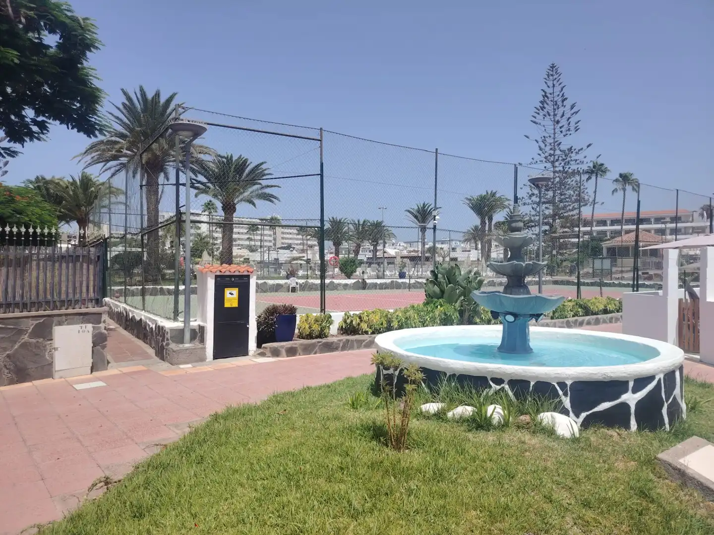 Vista exterior de Casa adosada de lloguer en San Bartolomé de Tirajana amb Terrassa, Moblat i Piscina comunitària