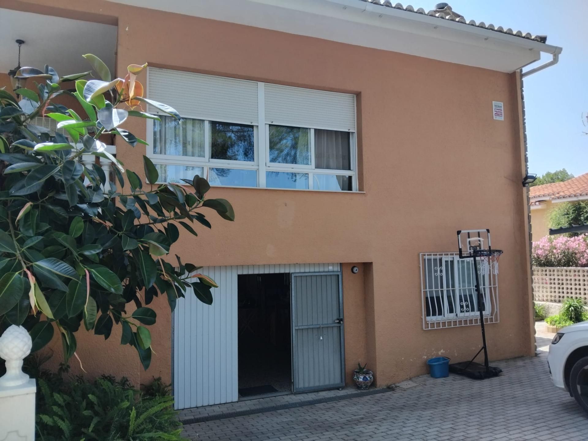 Vista exterior de Casa o xalet en venda en Alzira amb Aire condicionat, Jardí privat i Terrassa