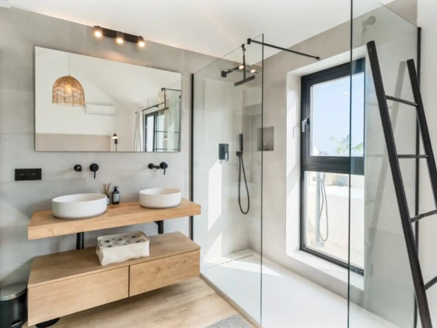 Bathroom of Houses for sale in Marbella  with Air Conditioner, Terrace and Community pool