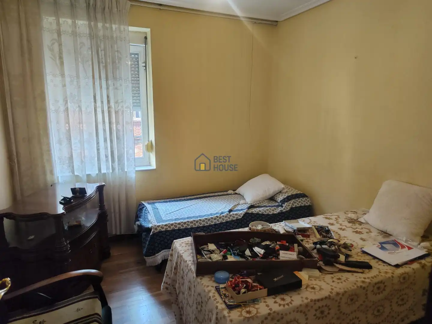 Dormitori de Casa o xalet en venda en León Capital  amb Jardí privat, Traster i Alarma