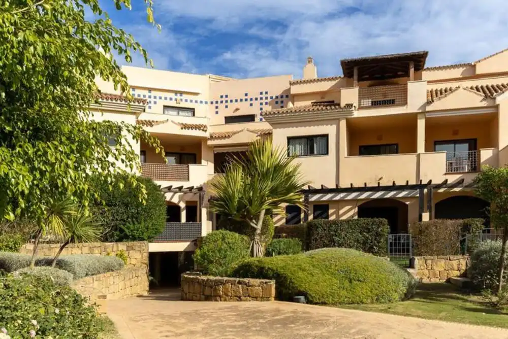 Vista exterior de Planta baixa en venda en Marbella amb Aire condicionat, Terrassa i Piscina