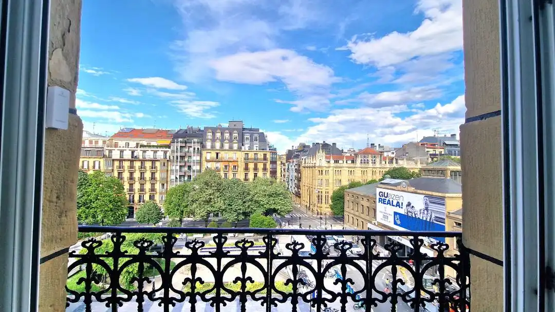 Außenansicht von Wohnung zum Verkauf in Donostia - San Sebastián  mit Heizung, Abstellraum und Balkon