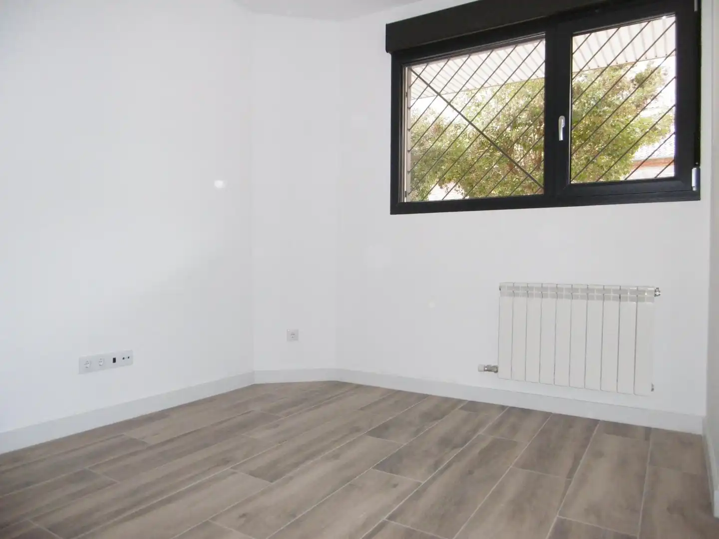 Schlafzimmer von Erdgeschoss zum Verkauf in Valladolid mit Klimaanlage und Heizung