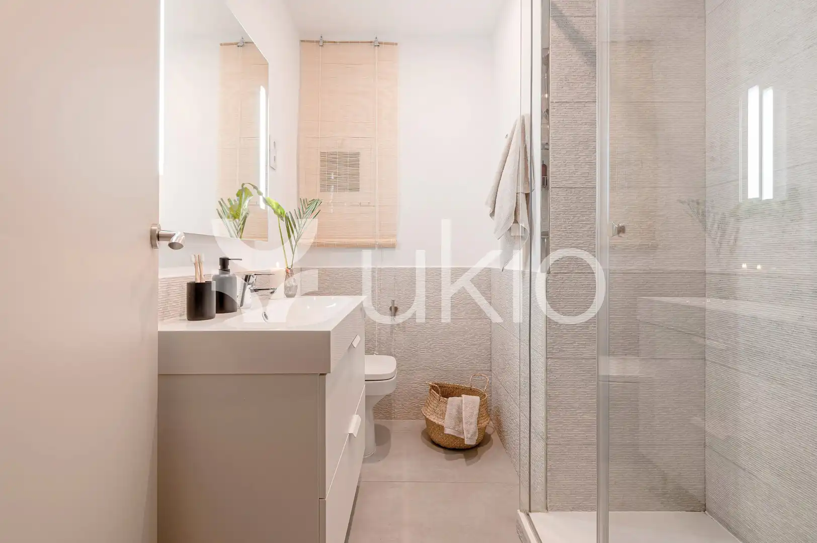 Bany de Apartament de lloguer en Madrid amb Aire condicionat, Calefacció i Moblat