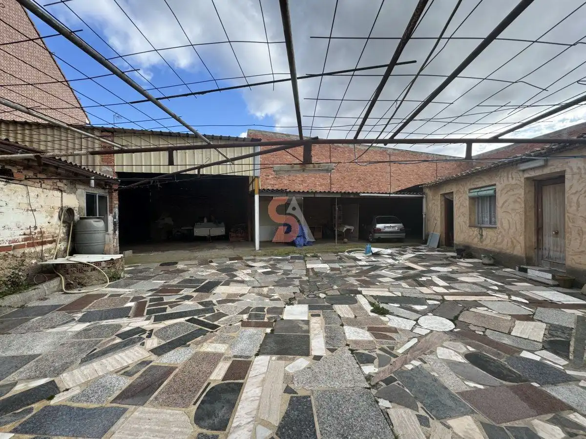 Vista exterior de Casa o xalet en venda en Renedo de Esgueva amb Calefacció