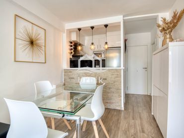 Apartament amb balcó en venda a Avinguda Vall de Ribes 14