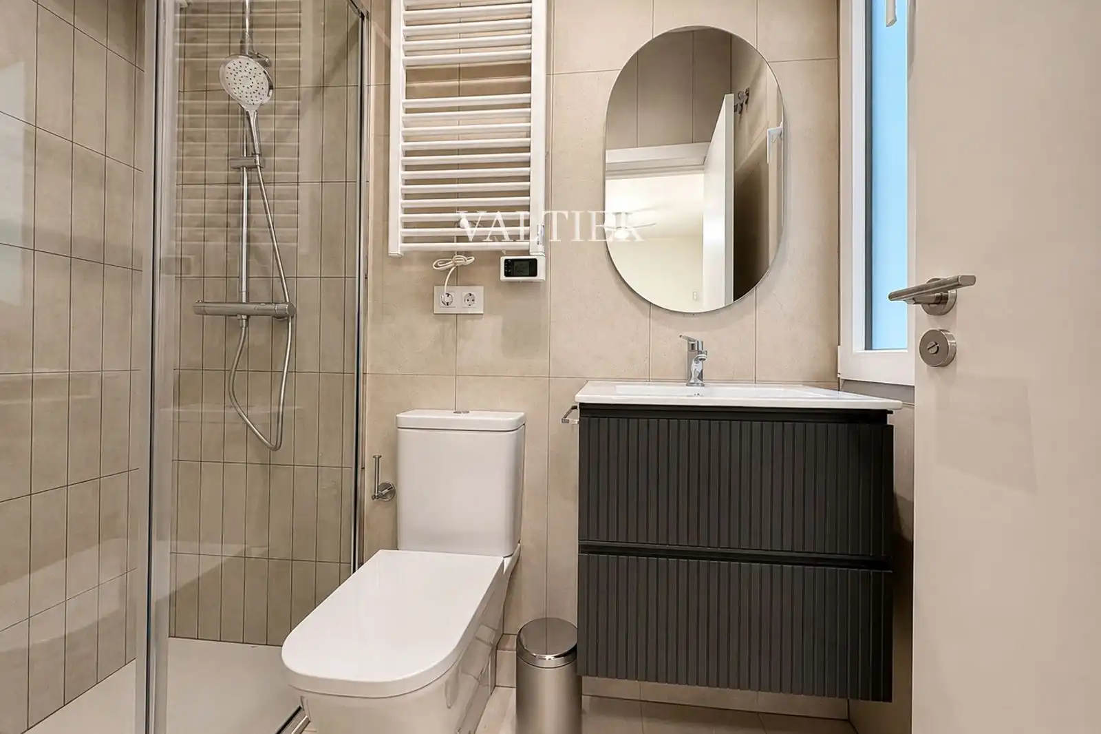 Badezimmer von Wohnung zur Miete in Madrid mit Möbliert