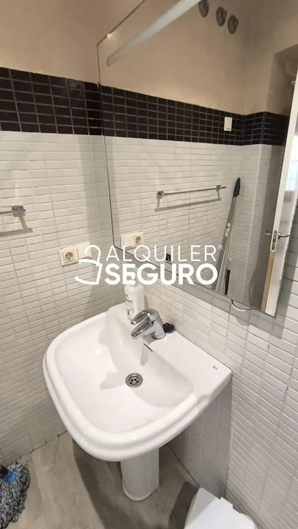 Baño de Piso de alquiler en Sevilla con Aire acondicionado y Amueblado