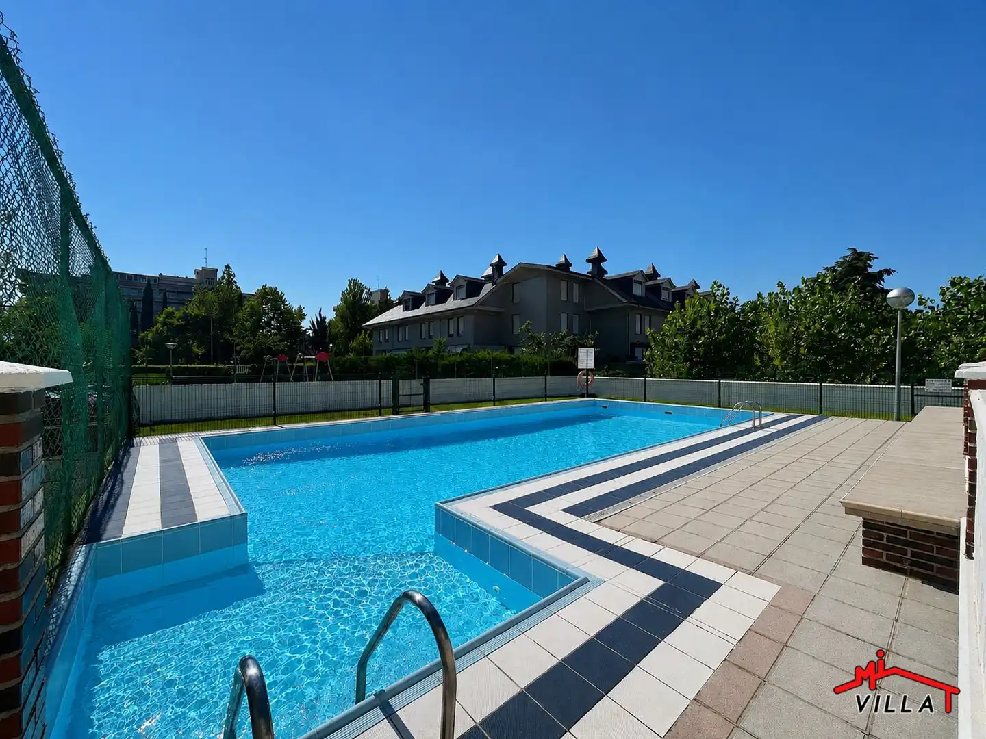 Piscina de Piso en venta en Laredo con Calefacción y Terraza