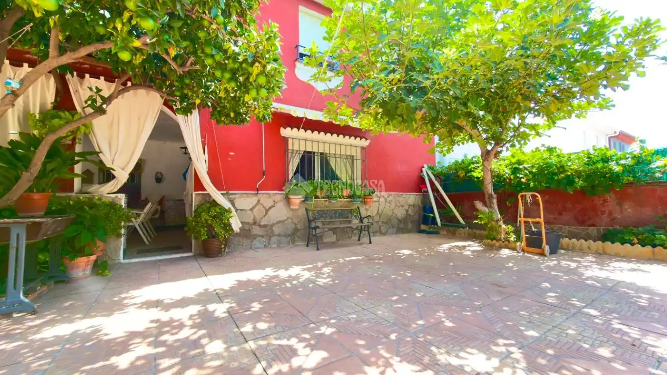 Jardí de Casa adosada en venda en Los Barrios amb Terrassa, Traster i Balcó