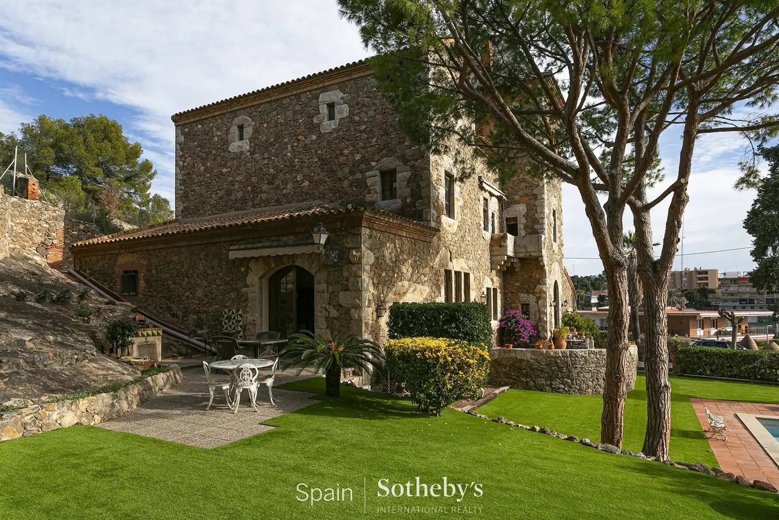 Vista exterior de Casa o xalet en venda en Castelldefels amb Aire condicionat, Calefacció i Jardí privat